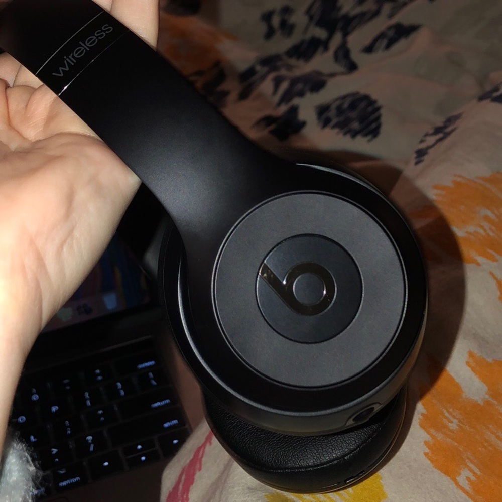 black wireless beats headphones